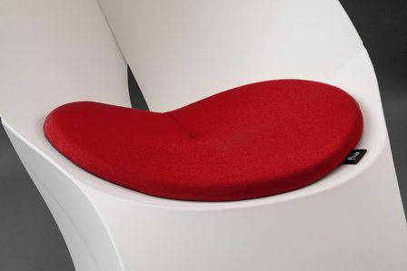 Flux chair kussen rood op witte stoel voor