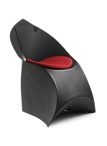 Flux chair kussen rood op zwarte stoel 