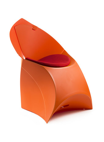 Flux chair kussen rood op oranje stoel