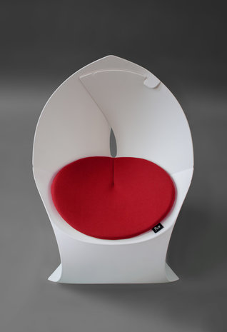 Flux chair kussen rood op witte stoel boven
